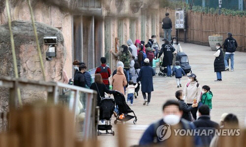 지난 21일 서울 광진구 어린이대공원에서 주말 나들이객이 동물원을 둘러보고 있다. <연합뉴스>